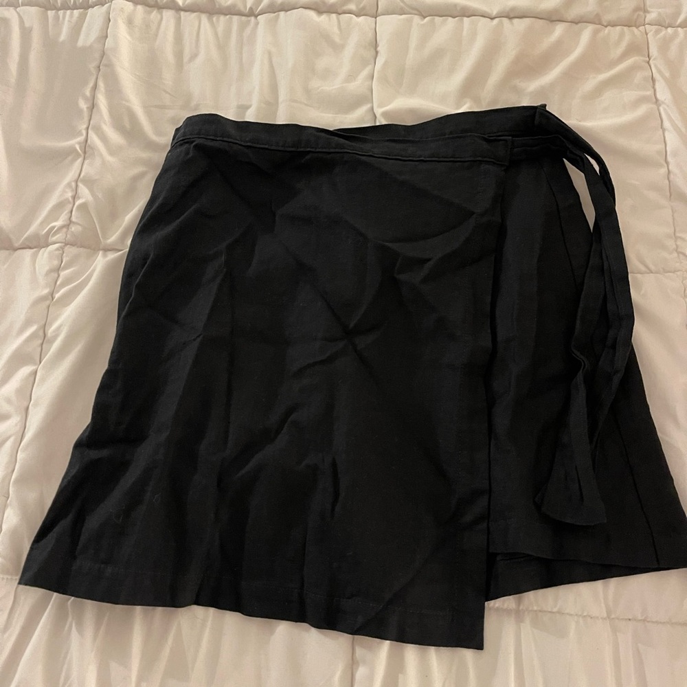 Abercrombie black wrap skirt, size women’s US large.